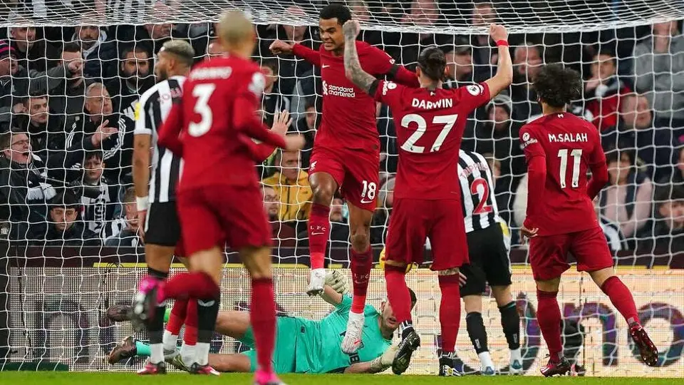 Premier League: Liverpool vence a Newcastle y se acerca a puestos de Champions