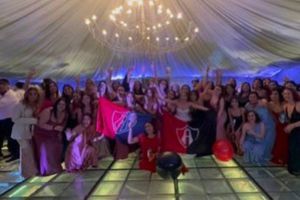 Mujer se casa envuelta en la playera de Atlas y canta el himno en plena fiesta