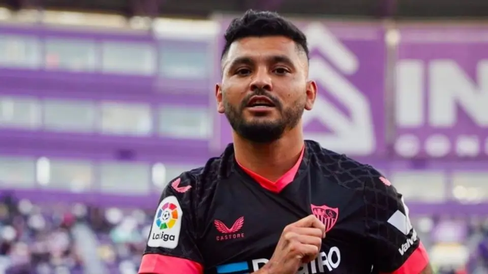 Tecatito Corona reapareció en el Sevilla con un golazo ante el Valladolid