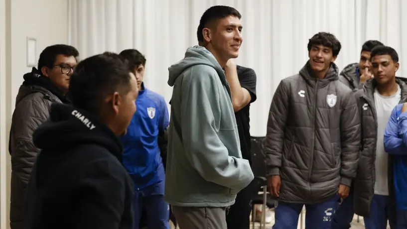 Edson Álvarez visitó a los jóvenes canteranos de Pachuca previo a la Futures Cup