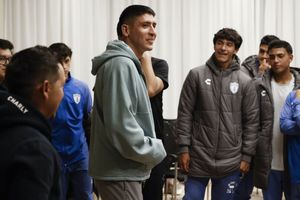 Edson Álvarez visitó a los jóvenes canteranos de Pachuca previo a la Futures Cup