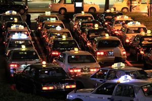 Taxista amenaza con piedra en la mano a conductora de carro por aplicación