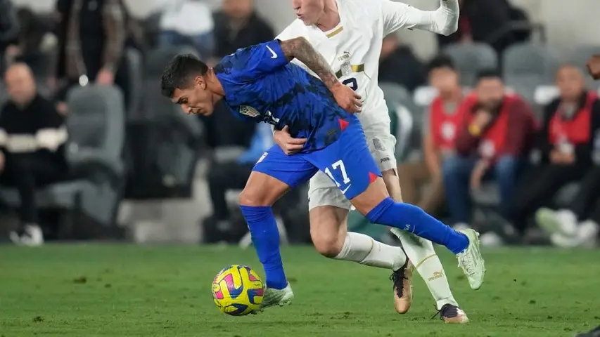 Alejandro Zendejas, en partido con la Selección de Estados Unidos | AP