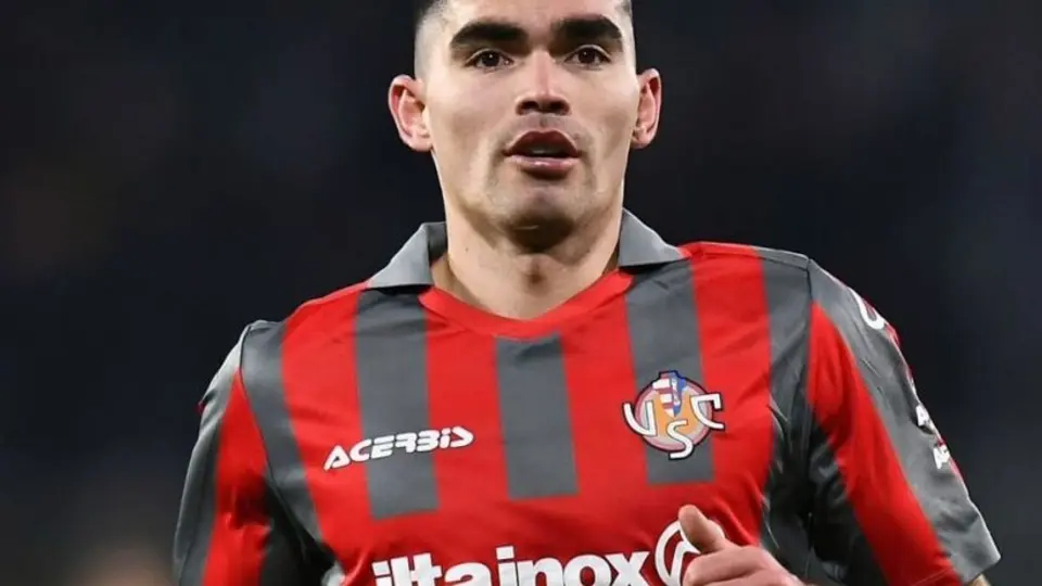 Johan Vásquez jugó el partido completo en la derrota del Cremonese ante el Bolonia