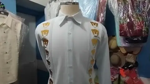 ¡Chulada! Guayabera con escudo de Pumas se hace viral en redes