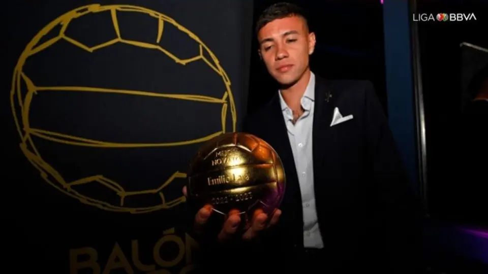 ¡Del barrio para todo México! Emilio Lara festejó su Balón de Oro con los pasos prohibidos