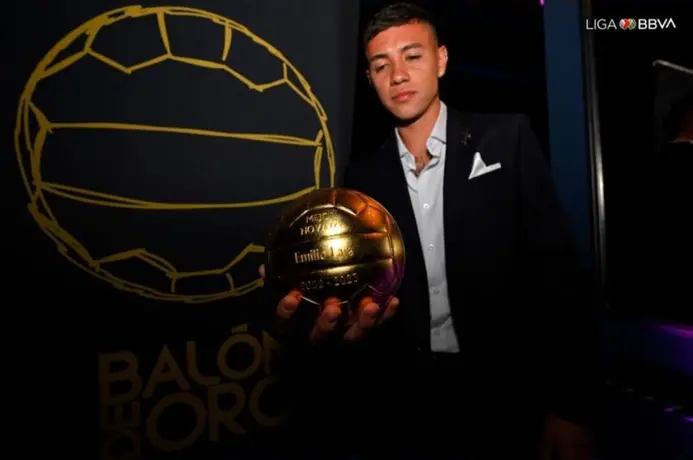 ¡Del barrio para todo México! Emilio Lara festejó su Balón de Oro con los pasos prohibidos