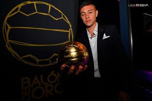 ¡Del barrio para todo México! Emilio Lara festejó su Balón de Oro con los pasos prohibidos