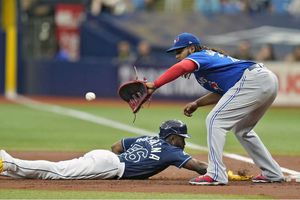 MLB: Vladimir Guerrero Jr y su joyita a la defensiva lanzando la bola con todo y guante