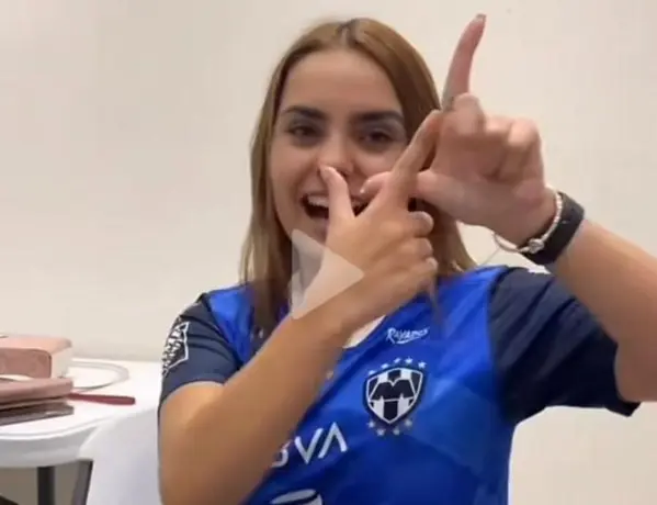 Aficionada de Rayados se equivoca y hace señal de Libres y Lokos