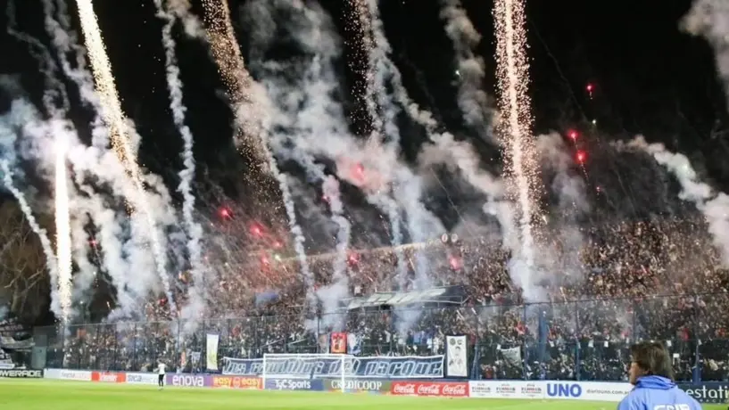 Independiente Rivadavia vs Deportivo Maipú: Hinchas lanzaron fuegos artificiales en pleno partido