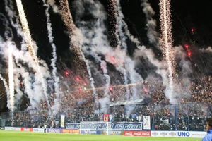 Independiente Rivadavia vs Deportivo Maipú: Hinchas lanzaron fuegos artificiales en pleno partido