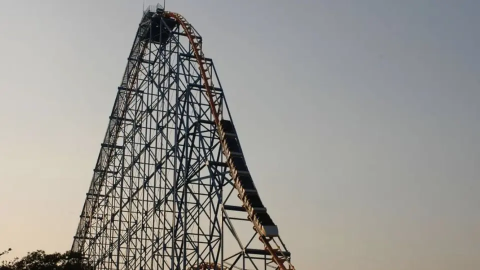 Six Flags: Juego mecánico se quedó varado con personas en su interior