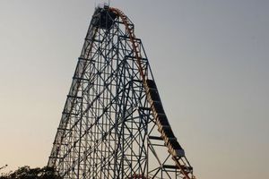 Six Flags: Juego mecánico se quedó varado con personas en su interior