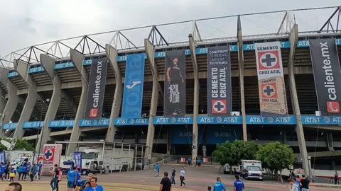 Lento ingreso al Estadio Azteca previo al Cruz Azul vs Atlas del Repechaje