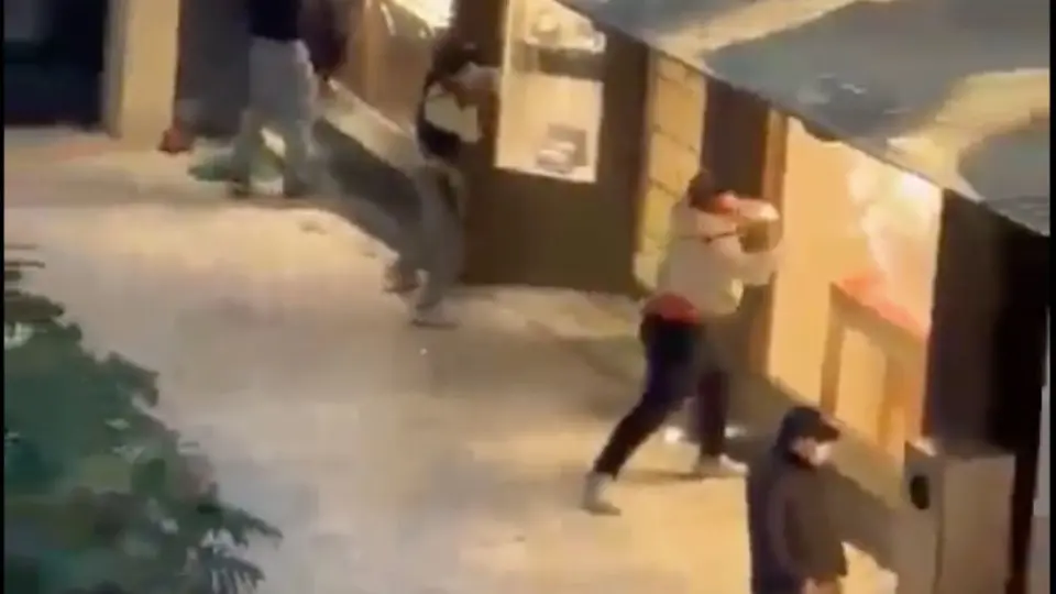 Plaza Antara: Ladrones roban una joyería rompiendo los vidrios con un mazo