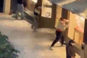 Plaza Antara: Ladrones roban una joyería rompiendo los vidrios con un mazo