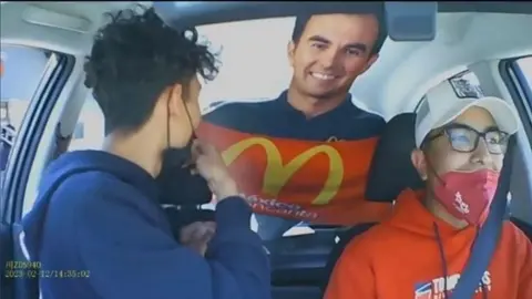 Chicos se roban promocional de cartón de Checo Pérez y se hace viral en TikTok