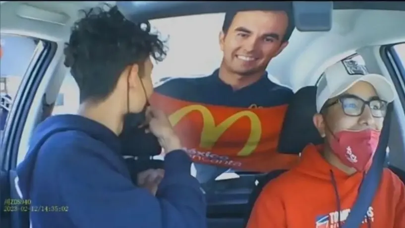 Chicos se roban promocional de cartón de Checo Pérez y se hace viral en TikTok