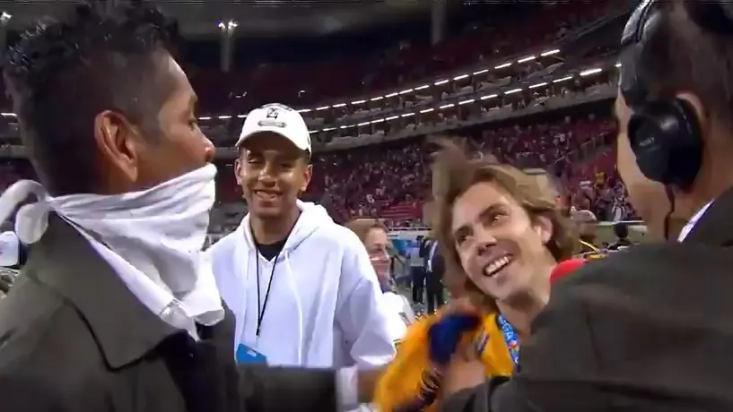 Jorge Campos interrumpe entrevista para que su hijo se tomara foto con Sebastián Córdova