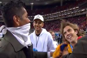 Jorge Campos interrumpe entrevista para que su hijo se tomara foto con Sebastián Córdova