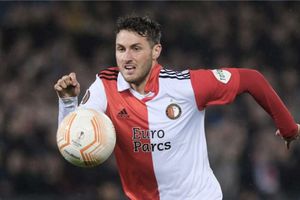 Santi Giménez: Mítico arquero del Real Madrid propone a Santi para sustituir a Benzema; se burlan de él