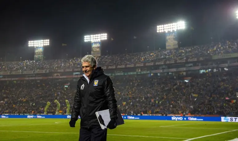 Tuca Ferretti cumple 69 años y se convertirá en el estratega más veterano del CL2023