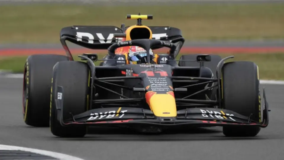 Checo Pérez lideró el último día de pruebas en Baréin con su RB19
