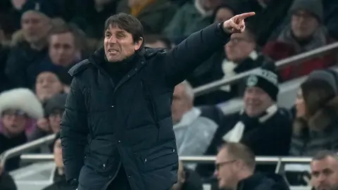 Antonio Conte, en la rampa de salida del Tottenham; Pochettino se asoma