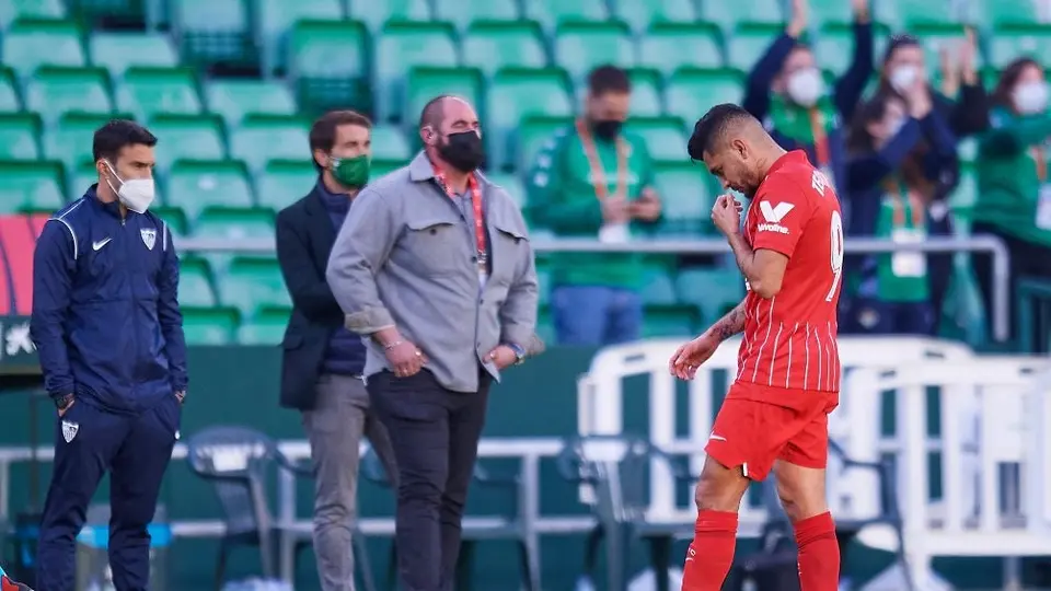 Tecatito Corona se resintió en el entrenamiento con el Sevilla