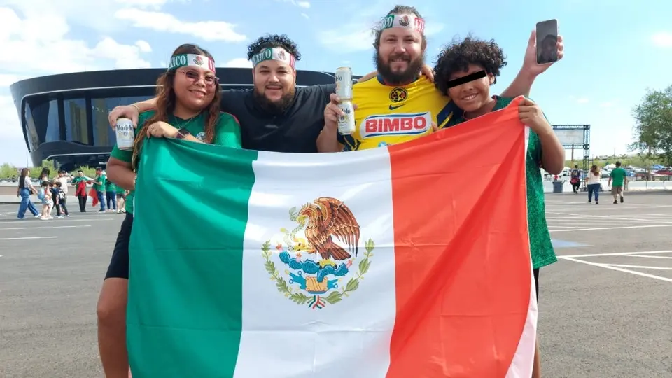 Niño se quita banda con colores de México y besa escudo de su playera de EU