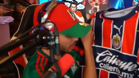 TheGrefg presumió jersey de las Chivas en transmisión de Twitch