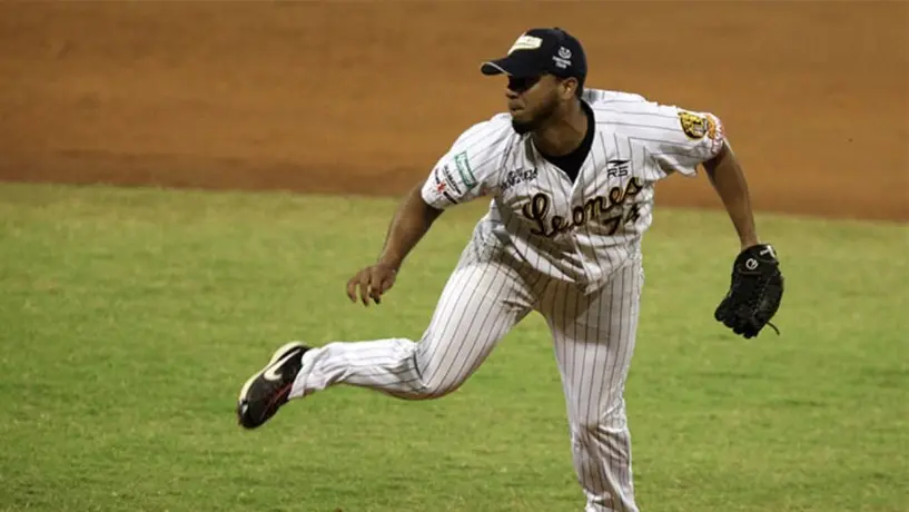 Yoimer Camacho lanza juego sin hit ni carrera con los Pericos del Puebla