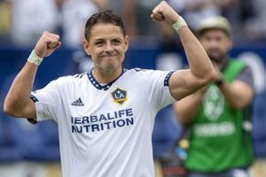 Chicharito Hernández presume su impresionante físico en redes sociales