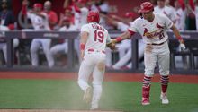 Cardenales remontan y vencen 7-5 a Cachorros para dividir serie en Londres