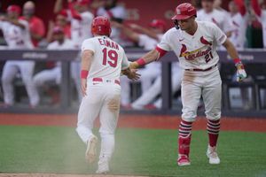 Cardenales remontan y vencen 7-5 a Cachorros para dividir serie en Londres