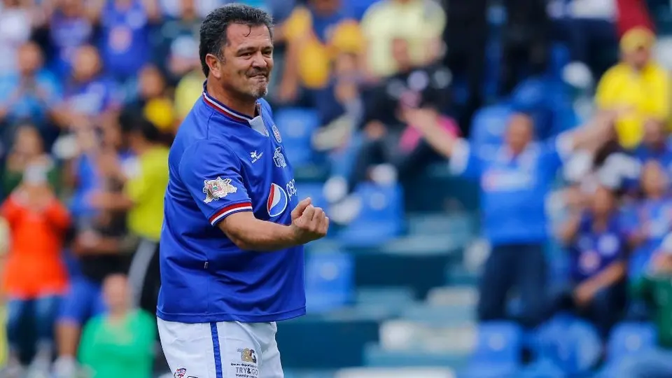 Carlos Hermosillo revienta a Cruz Azul y lo llama "equipo chico"