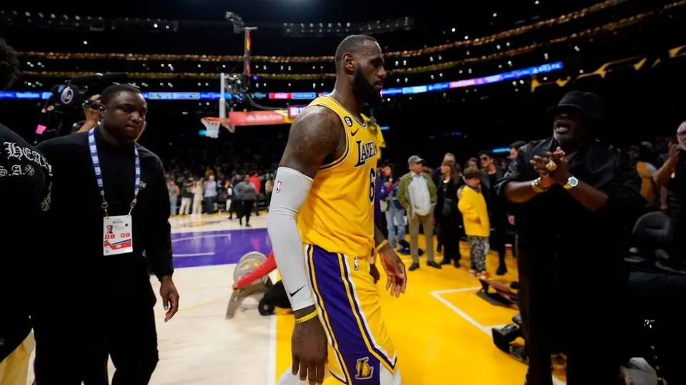 LeBron James considera el retiro de la NBA tras eliminación de los Lakers