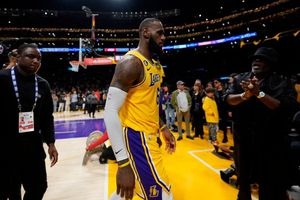 LeBron James considera el retiro de la NBA tras eliminación de los Lakers