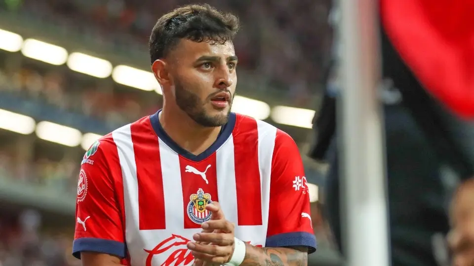 Alexis Vega: Comisión Disciplinaria multó al delantero de Chivas tras polémica imagen de Quiñones