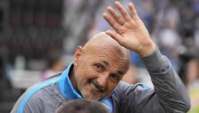¡Vaya regalo! Luciano Spalletti fue sorprendido por los aficionados del Napoli con un obsequio