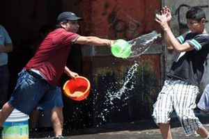 ¿De dónde surgió la tradición de mojarse en Sábado de Gloria?