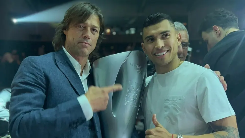 Orbelín Pineda y Matías Almeyda protagonizan cálido abrazo en las celebraciones del AEK de Atenas