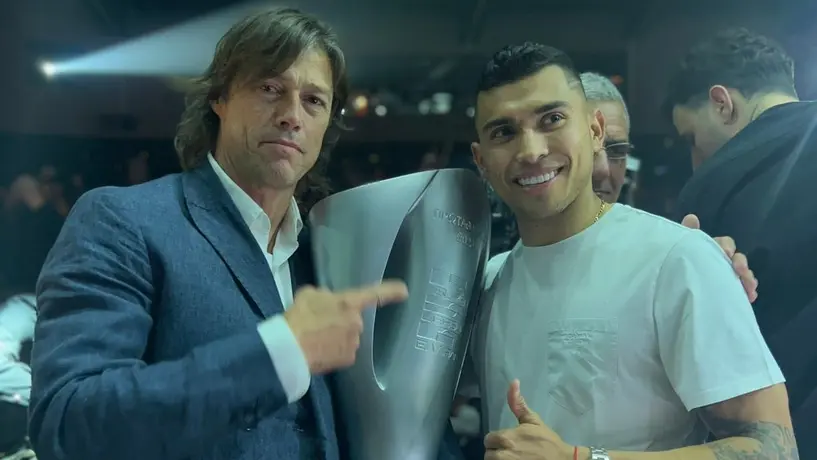 Orbelín Pineda y Matías Almeyda protagonizan cálido abrazo en las celebraciones del AEK de Atenas