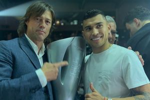 Orbelín Pineda y Matías Almeyda protagonizan cálido abrazo en las celebraciones del AEK de Atenas