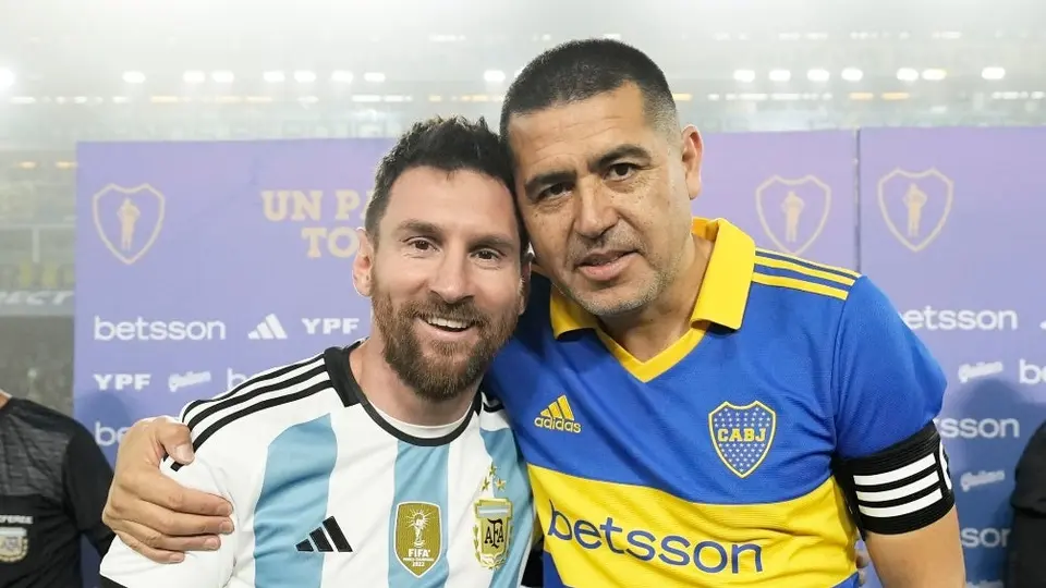 Messi es ovacionado en la despedida de Riquelme con el Boca Juniors