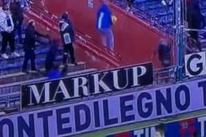 Aficionado se avienta como portero en la grada por un balón