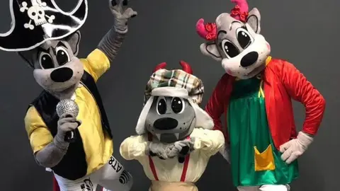 Mascotas de Diablos hicieron parodia de Sonido Pirata y Medio Metro