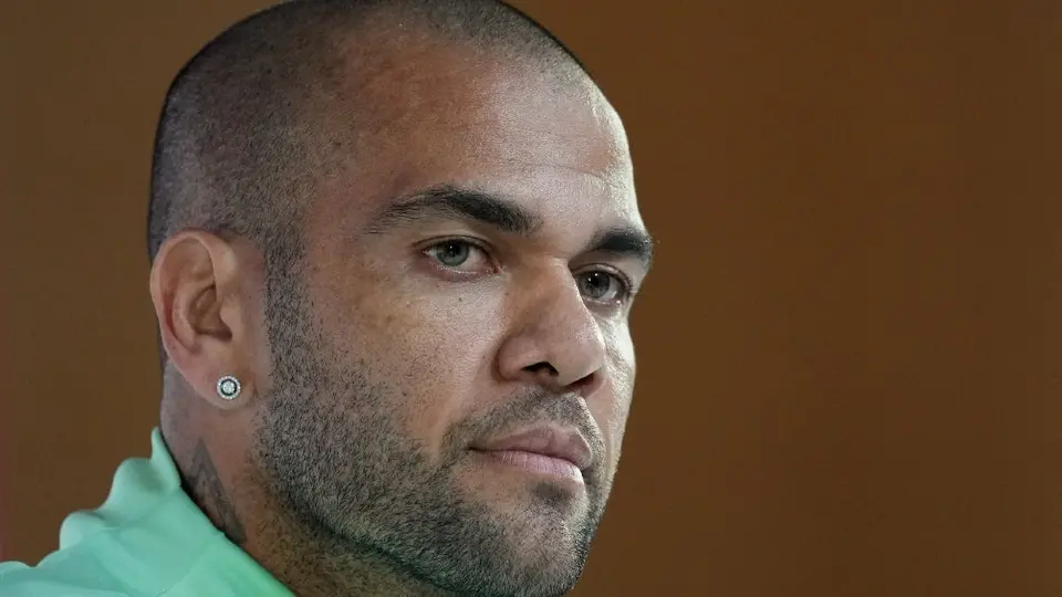 Dani Alves pasó encerrado alrededor de 15 minutos en el baño con la mujer que lo acusa
