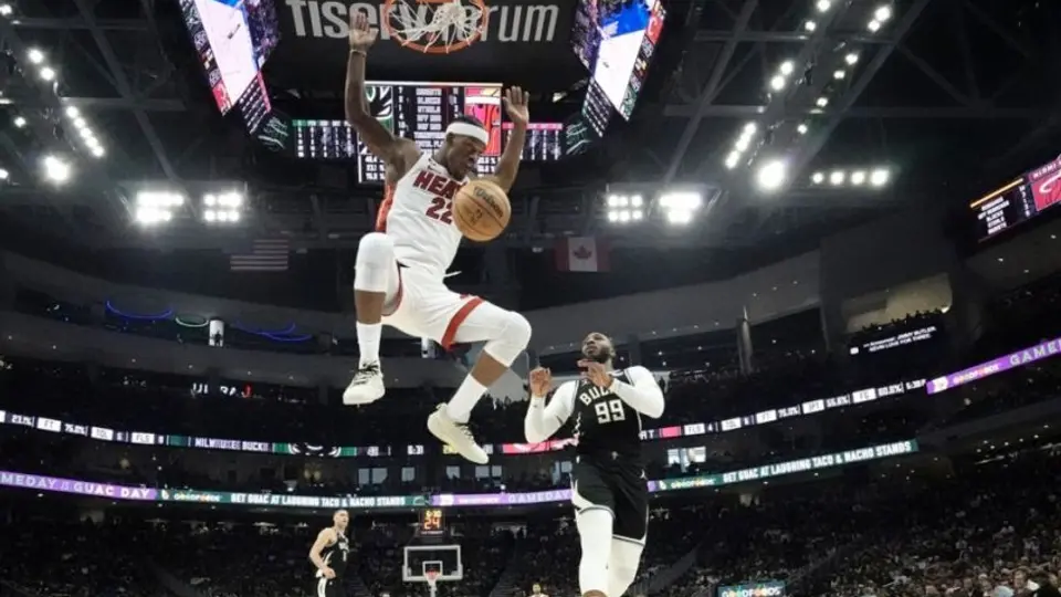 Playoffs NBA: Heat aplastó a Bucks 130-117; Giannis y Herro, lesionados
